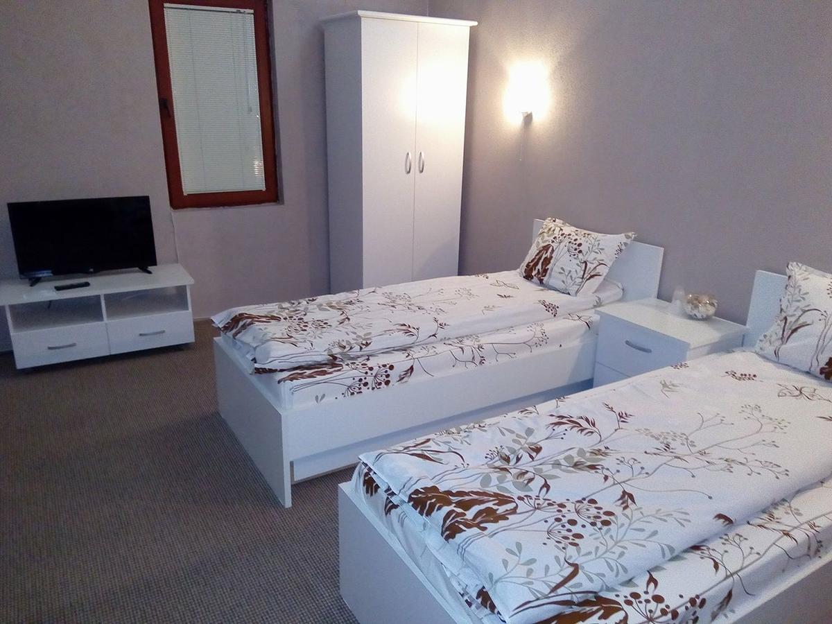 Bed and Breakfast Kafana "Kaj Zoki" Probistip Екстер'єр фото